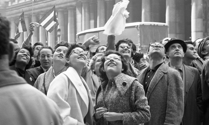 Alberto-Korda_Waiting-to-see-Fidel-Castro-outside-the-Statler-Hotel,-New-York.-Tuesday,-April-21,-1959